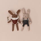 Coelhinho Jardineiras - Boneco em Lã de Alpaca