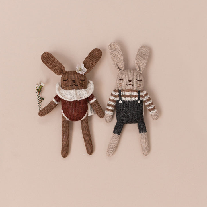Coelhinho Jardineiras - Boneco em Lã de Alpaca