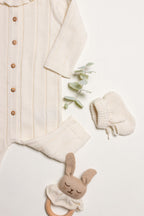 Little Box First Outfit da NOOK KIDS em tom cru, com conjunto de algodão orgânico e botinhas artesanais.